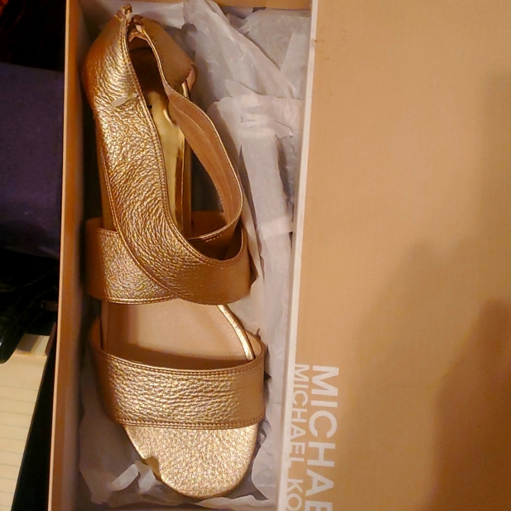 Shoe